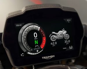 triumph-svela-la-nuova-speed-triple-1200-rs-informazioni-disponibilita-e-prezzi