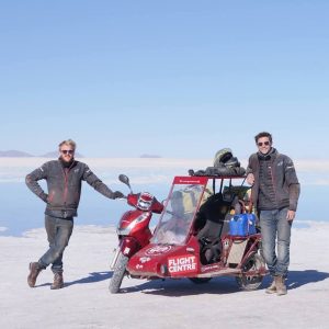 un-viaggio-di-55-000-km-in-sella-ad-un-honda-sh-300-trasformato-in-sidecar-e-guinness-world-record