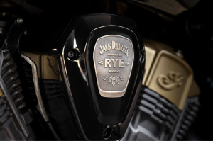 indian-celebra-6-anni-di-partnership-con-jack-daniels-e-klock-werks-kustom-con-la-challenger-dark-horse-limited-2022