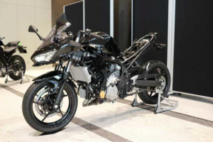 kawasaki-svela-il-prototipo-di-una-moto-sportiva-ibrida