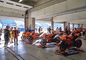 ktm-consegnate-a-jerez-le-25-rc-8c-con-pedrosa-e-kallio-a-fare-da-coach-in-pista-le-foto