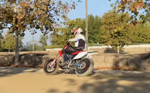 marc-marquez-si-allena-con-una-honda-cr-250r-traversi-e-sound-2-tempi-video