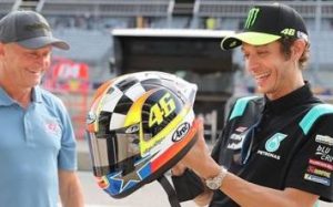 motogp-kevin-schwantz-omaggia-valentino-rossi-con-un-casco-speciale