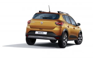 nuova-dacia-sandero-2022-foto-con-il-nuovo-logo-arriva-a-giugno