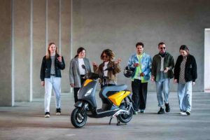 piaggio-nuova-collaborazione-con-la-stilista-innovativa-feng-chen-wang
