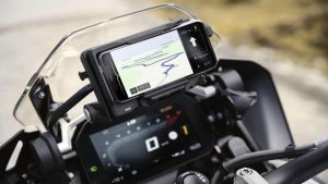 bmw-motorrad-connectedride-cradle-lo-smartphone-diventa-navigatore