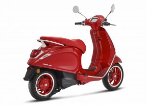 eicma-2021-vespa-red-licona-tecnologica-si-vesta-di-rosso