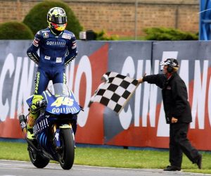 valentino-rossi-la-dedica-speciale-della-yamaha-m1-anche-le-storie-damore-piu-belle-finiscono-valentino-sei-parte-di-me