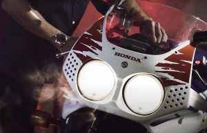marc-marquez-e-takaaki-nakagami-svelano-la-cbr900rr-del-92-e-la-cbr1000rr-r-fireblade-sp-30-anniversario-video