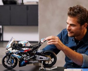 nuova-bmw-m-1000-rr-la-moto-lego-technic-piu-grande-di-sempre