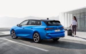 nuova-opel-astra-sports-tourer-2022-la-wagon-diventa-ibrida-piu-avanti-sara-elettrica