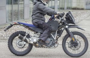 ktm-390-enduro-le-prime-foto-spia-e-se-arrivasse-in-versione-supermoto