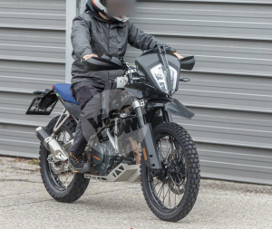 le-prime-foto-spia-della-nuovissima-ktm-390-enduro