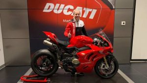 sbk-alvaro-bautista-che-sorpresa-ducati-gli-invia-una-panigale-v4-s