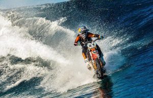 si-puo-fare-surf-con-la-moto-la-risposta-e-nel-video