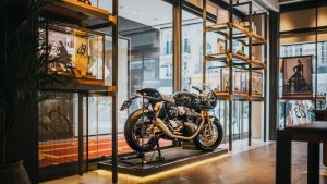 triumph-svela-la-nuova-speed-twin-breitling-limited-edition-e-lorologio-brietling-top-time-triumph-edition