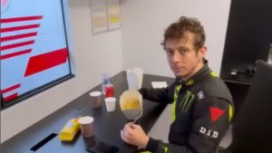 valentino-rossi-a-tutto-gas-test-a-magny-cours-e-pasta-in-scatola-video