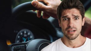auto-se-questa-spia-si-accende-allimprovviso-fermati-subito-e-pericolosissimo