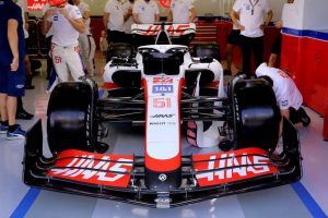 formula-1-haas-presentata-la-nuova-livrea-della-vf-22