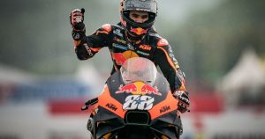 mandalika-oliveira-festeggia-la-vittoria-e-per-mia-figlia