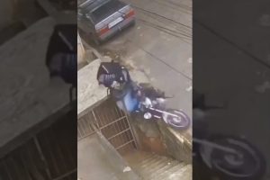 parcheggia-nel-posto-sbagliato-e-la-moto-cade-dalle-scale-video