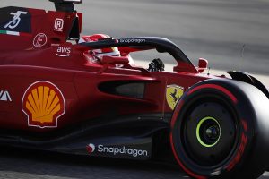 show-ferrari-in-bahrain-leclerc-in-pole-sainz-terzo