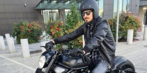 zlatan-ibrahimovic-in-versione-ghost-rider-in-sella-alla-sua-harley-davidson-v-rod