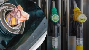 benzina-il-trucchetto-che-stanno-usando-per-risparmiare-se-ti-scoprono-rimani-senza-una-lira