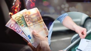 con-una-semplice-distrazione-ti-tolgono-piu-di-300-euro-dal-portafoglio-non-farlo-mai-in-auto