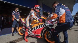 motogp-doppia-caduta-di-marc-marquez-guardate-chi-lha-soccorso