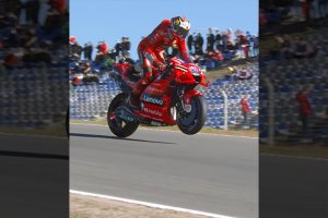 motogp-jack-miller-spicca-il-volo-sulla-sua-ducati-video