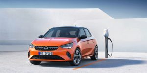 opel-corsa-e-interni-allestimenti-e-prezzo-dellutilitaria-elettrica