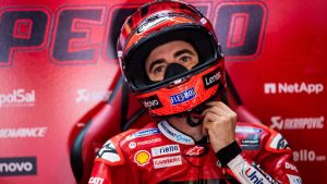 pecco-bagnaia-scena-da-film-porta-le-pietre-nel-box-ducati