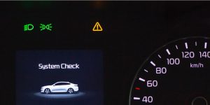 spia-auto-con-triangolo-giallo-e-punto-esclamativo-cosa-significa