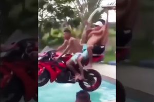 un-tuffo-in-piscina-in-moto-un-gesto-senza-senso-video