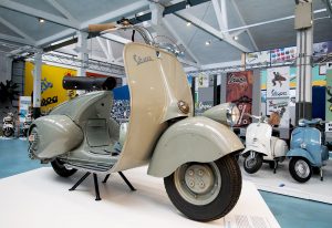 vespa-una-mostra-con-la-musica-protagonista-per-celebrare-i-76-anni