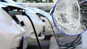 auto-elettrica-questo-furbetto-cosi-ricaricava-lauto-gratis-cittadini-infuriati-contro-la-sua-auto