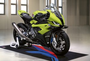 bmw-m-1000-rr-ecco-una-versione-speciale-che-celebra-i-50-anni-di-bmw-m-gmbh