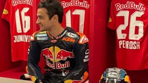 dani-pedrosa-che-show-con-la-sua-motogp-prima-della-partita-di-calcio