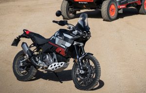 ducati-e-audi-in-sardegna-con-la-desertx-e-la-rs-q-e-tron