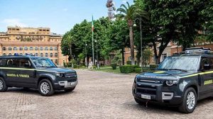land-rover-la-guardia-di-finanza-riceve-50-nuovi-defender-ora-sono-piu-green