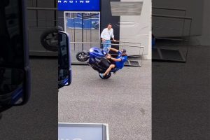 sbk-che-show-di-toprak-razgatlioglu-eccolo-in-azione-con-lo-scooter-yamaha