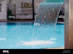 tenta-la-fontana-in-piscina-e-cade-in-acqua-con-la-moto-video
