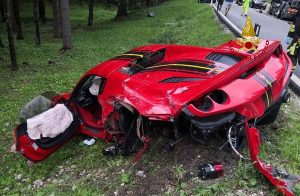 ferrari-f8-schiantata-contro-un-camion-nei-pressi-di-cortina-e-rimasto-poco-dellauto