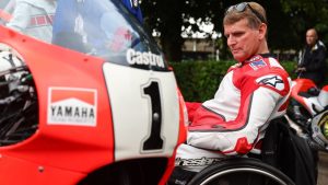 il-pilota-paralizzato-di-nuovo-in-sella-alla-sua-yamaha-che-emozione-al-goodwood-festival
