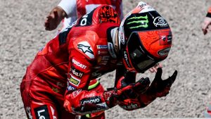 incredibile-un-pilota-mondiale-corre-col-sangue-dal-naso-perche-non-lhanno-fermato