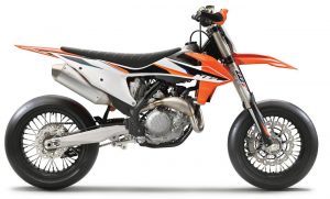 video-cosa-ce-di-meglio-di-una-ktm-450-smr-in-pista-due-ktm-450-smr-in-pista