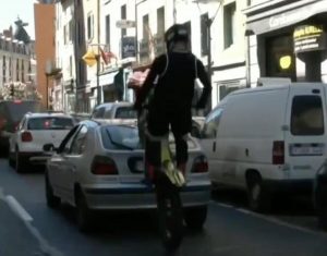 video-passa-sui-tetti-delle-auto-in-coda-con-la-moto-da-trial