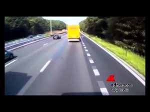 video-tenta-il-sorpasso-fra-due-camion-ma-cade-e-la-moto-rimane-schiacciata