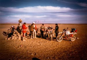 video-virale-retro-in-moto-ma-finisce-in-una-buca-e-sparisce